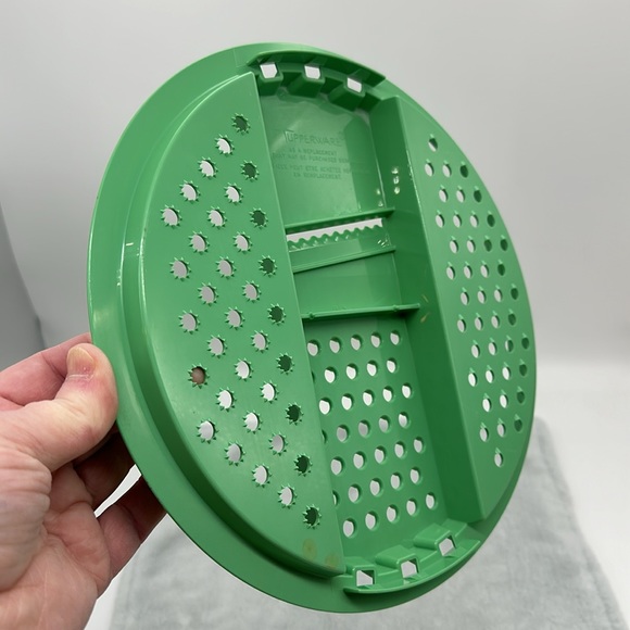 Tupperware Vintage Jade Green Cheese Grater LID ONLY for Bowl / Dia. 10” - Picture 7 of 8